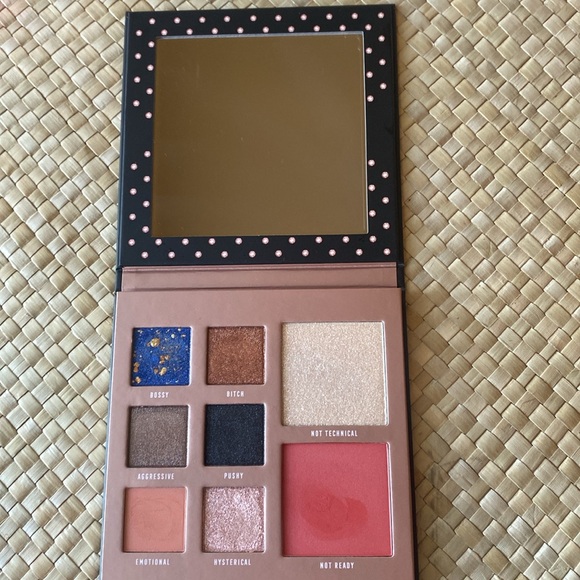 Bossy Elegance Meets Strength Combo Palette - Picture 4 of 5